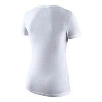 T-shirt à encolure en V trois mélanges pour femmes de l'équipe nationale du Canada contre tout le monde Nike femmes, blanc