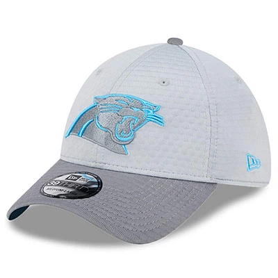 Casquette flexible 39THIRTY du camp d'entraînement NFL 2024 des Carolina Panthers New Era pour hommes, grise