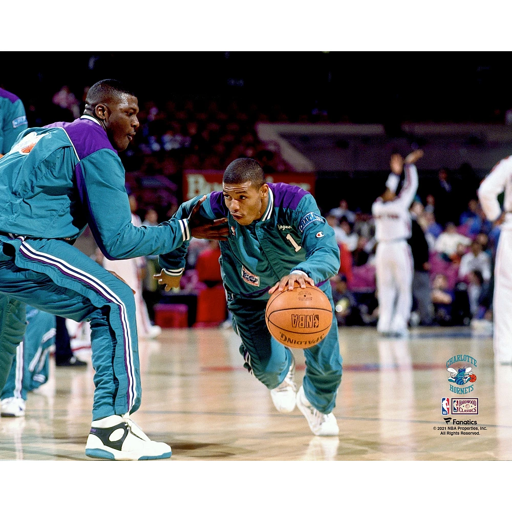 Photographie non signée de Muggsy Bogues Charlotte Hornets lors l'échauffement des Hardwood Classics