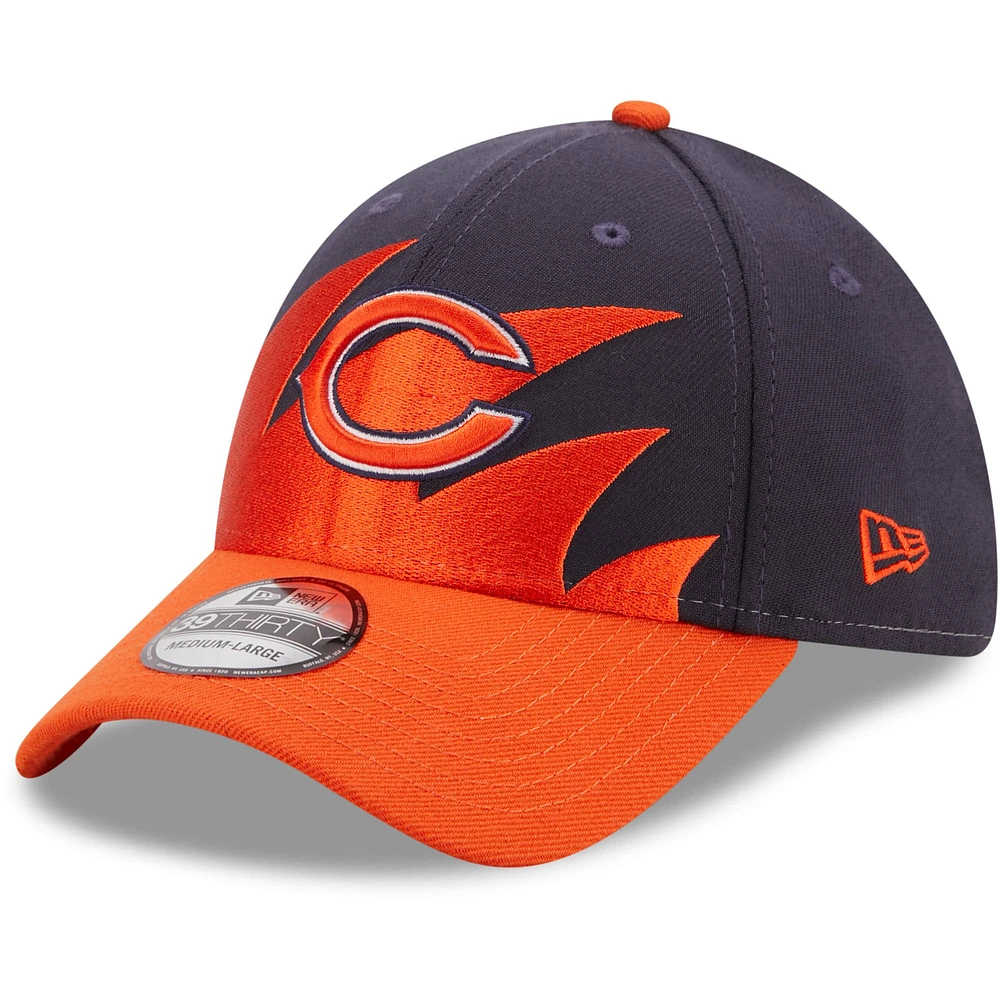 Chicago Bears Surge 39THIRTY New Era bleu marine/orange pour hommes - Casquette flex