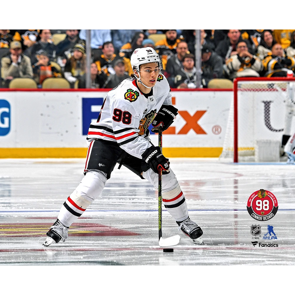 Photographie non signée de Connor Bedard pour ses débuts dans la LNH avec les Blackhawks Chicago
