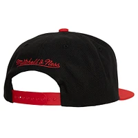 Men's Mitchell & Ness Black Chicago Blackhawks Core Team Ground 2.0 Snapback Hat
