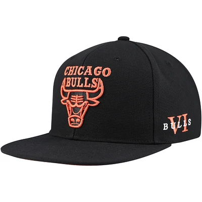 Men's Mitchell & Ness Black Chicago Bulls Core Snapback Hat