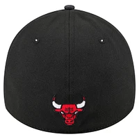 Men's New Era Black Chicago Bulls Sport Night Visor Hit 39THIRTY Flex Hat