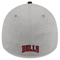 Men's New Era Gray/Black Chicago Bulls Striped 39THIRTY Flex Hat