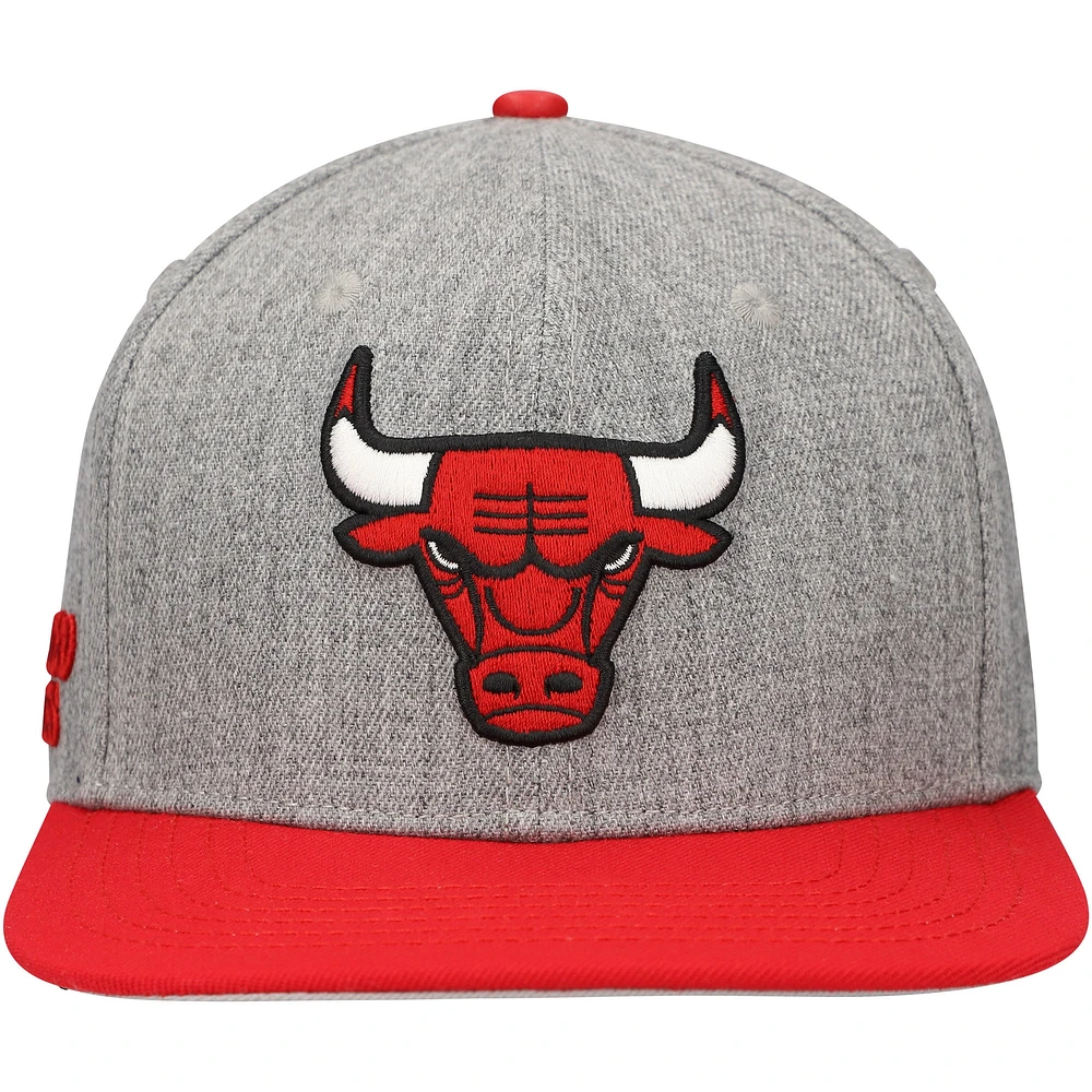 Men's Pro Standard Gray/Red Chicago Bulls Classic Logo Two-Tone Snapback Hat