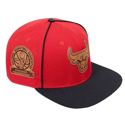 Casquette Snapback Pro Standard Chicago Bulls Heritage en cuir rouge pour homme