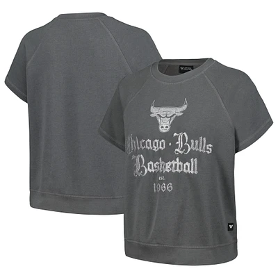 Sweat-shirt à manches courtes raglan en polaire brodée The Wild Collective pour femmes, gris, Chicago Bulls