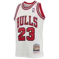 Youth Mitchell & Ness Michael Jordan White Chicago Bulls 1997/98 Hardwood Classics Authentic Jersey