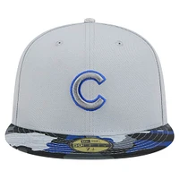 Casquette ajustée 59FIFTY Active Team Camo des Chicago Cubs New Era pour hommes, grise