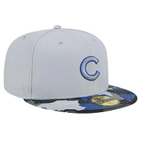 Casquette ajustée 59FIFTY Active Team Camo des Chicago Cubs New Era pour hommes, grise