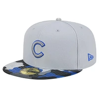 Casquette ajustée 59FIFTY Active Team Camo des Chicago Cubs New Era pour hommes, grise