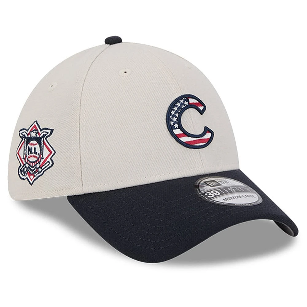 Casquette flexible 39THIRTY du 4 juillet 2024 New Era pour hommes, kaki/noir, Chicago Cubs