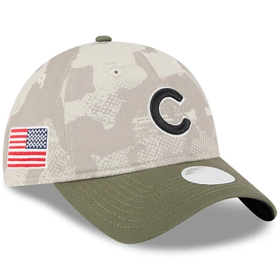Casquette ajustable 9TWENTY pour femme New Era beige clair/olive Chicago Cubs 2025 Armed Forces Day