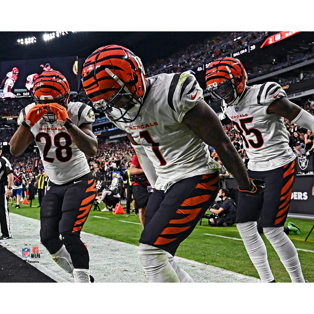 Ja'Marr Chase Joe Mixon et Tee Higgins Cincinnati Bengals non signés célébrant avec une photographie de groupe Griddy