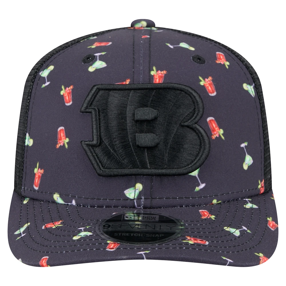 Casquette extensible à boutons-pression New Era bleu marine/noir pour homme Cincinnati Bengals Adventure Drinks Pattern 9SEVENTY