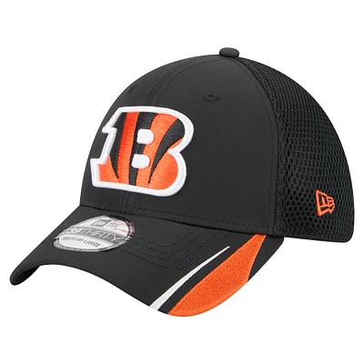 Casquette New Era noire Game Day Linear 39THIRTY Flex pour homme des Bengals de Cincinnati