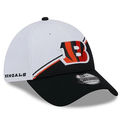 Casquette Flexline 39THIRTY Sideline des Cincinnati Bengals 2023 New Era pour homme, blanc/noir
