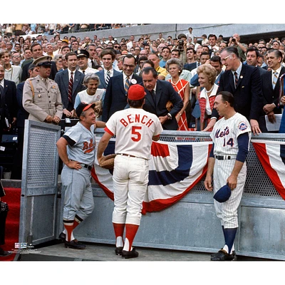 Johnny Bench Cincinnati Reds Unsigned Shakes Hands with President Richard Nixon Photograph