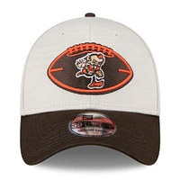 Men's New Era Stone/Brown Cleveland Browns 2024 Sideline Historic 39THIRTY Flex Hat