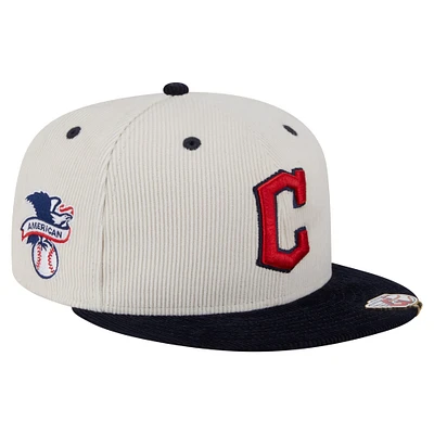 Casquette ajustée 59FIFTY en velours côtelé bicolore New Era pour homme, couleur crème/bleu marine, des Cleveland Guardians