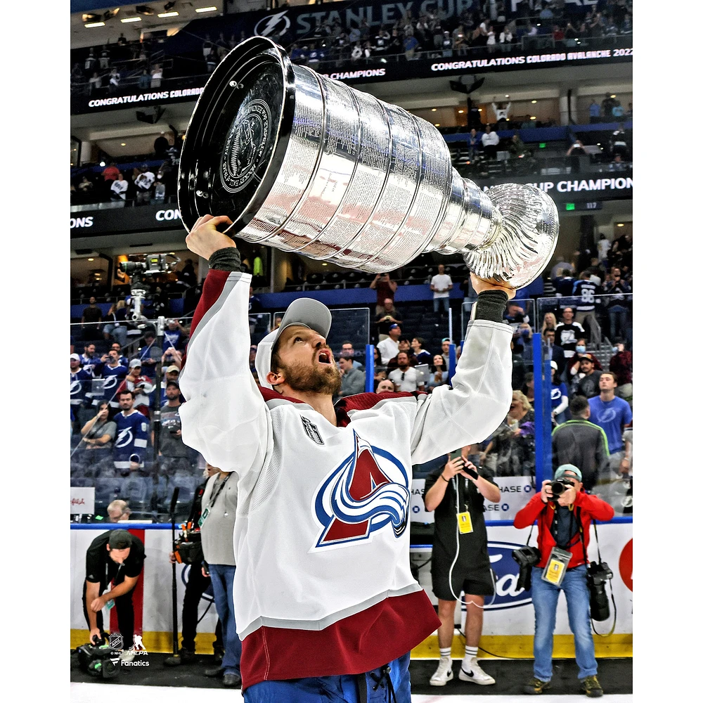 Photographie non signée de Darren Helm, champion la Coupe Stanley 2022 l'Avalanche du Colorado
