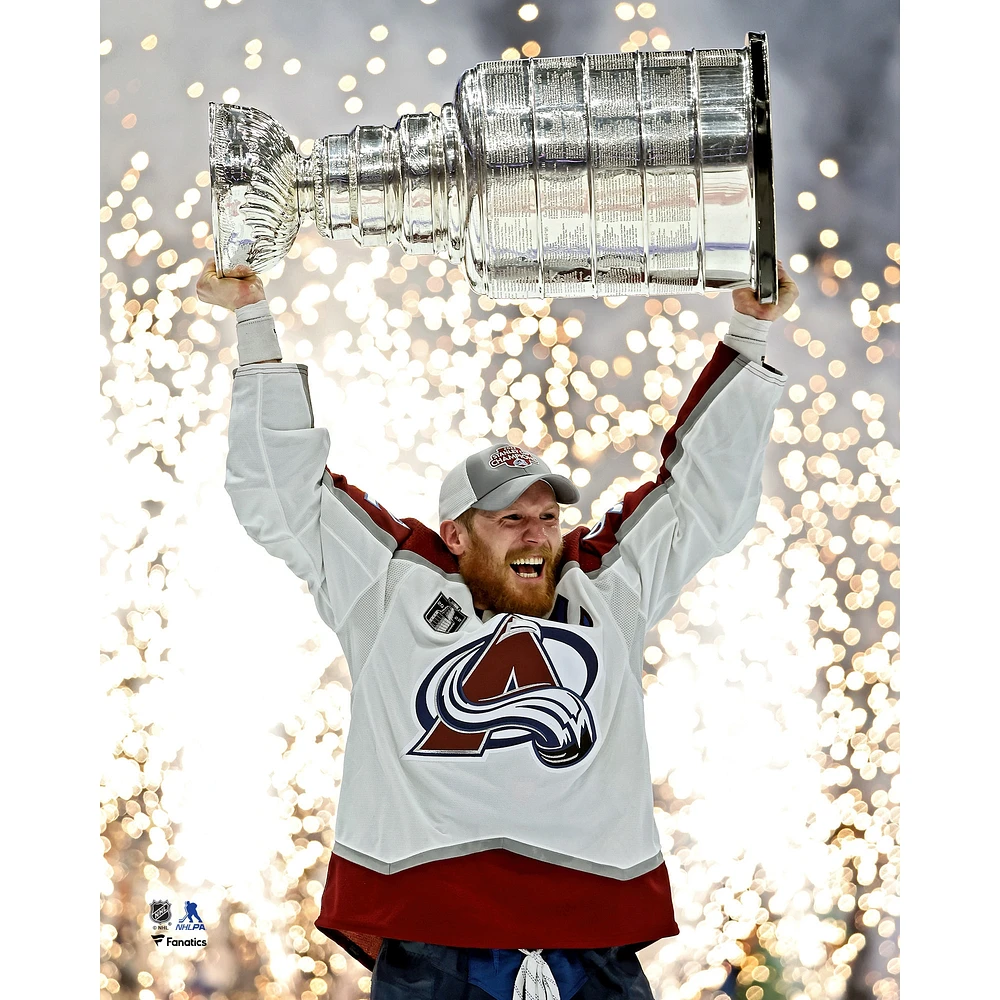 Photographie non signée de Gabriel Landeskog, champion la Coupe Stanley 2022 l'Avalanche du Colorado