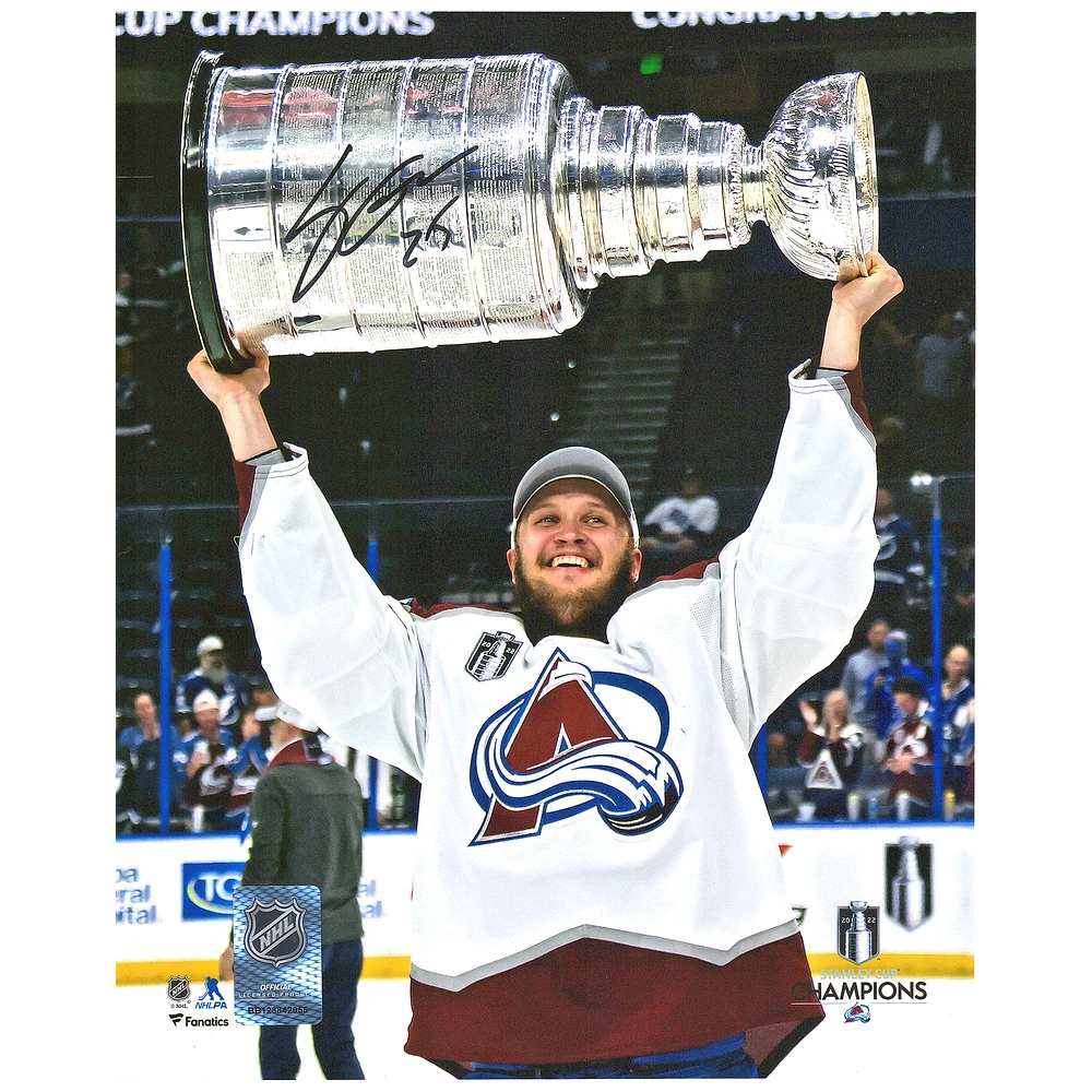 Photographie autographiée de 8" x 10" de Logan O'Connor, champion de la Coupe Stanley 2022, soulevant la Coupe