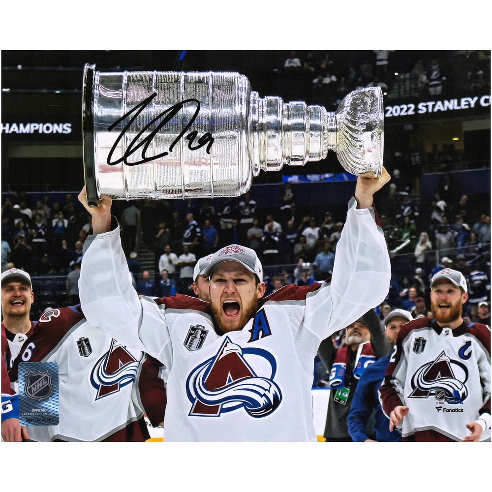 Photographie autographiée de 8" x 10" de Nathan MacKinnon, champion de la Coupe Stanley 2022, lors de la levée de la Coupe