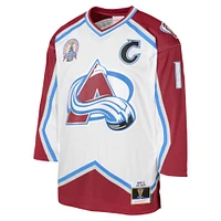 Maillot de joueur la ligne bleue l'Avalanche du Colorado 2000 blanc Joe Sakic Mitchell & Ness pour jeunes