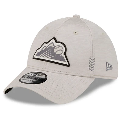 Casquette flexible New Era Colorado Rockies 2024 Clubhouse 39THIRTY pour hommes
