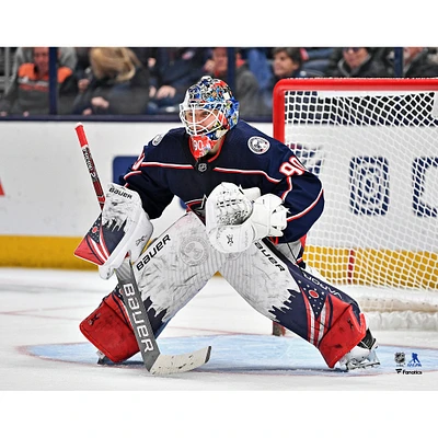 Maillot bleu non signé des Blue Jackets de Columbus d'Elvis Merzlikins dans le filet