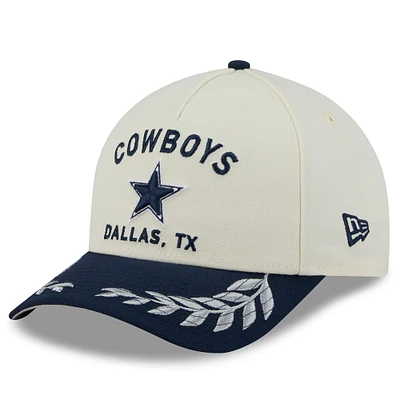 Casquette New Era 39THIRTY Flex crème/bleu marine pour homme des Cowboys de Dallas, draft NFL 2025