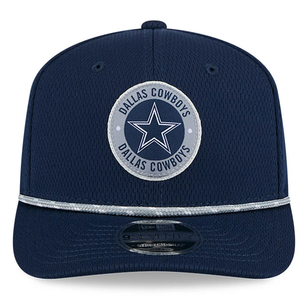 Casquette extensible à bouton-pression New Era pour hommes des Dallas Cowboys 2024 Sideline 9SEVENTY bleu marine