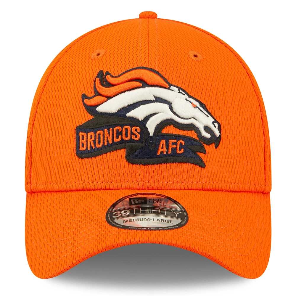 New Era Denver Broncos 2022 Sideline orange pour homme - Casquette 39THIRTY Coaches Flex
