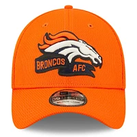 New Era Denver Broncos 2022 Sideline orange pour homme - Casquette 39THIRTY Coaches Flex