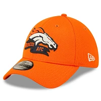 New Era Denver Broncos 2022 Sideline orange pour homme - Casquette 39THIRTY Coaches Flex