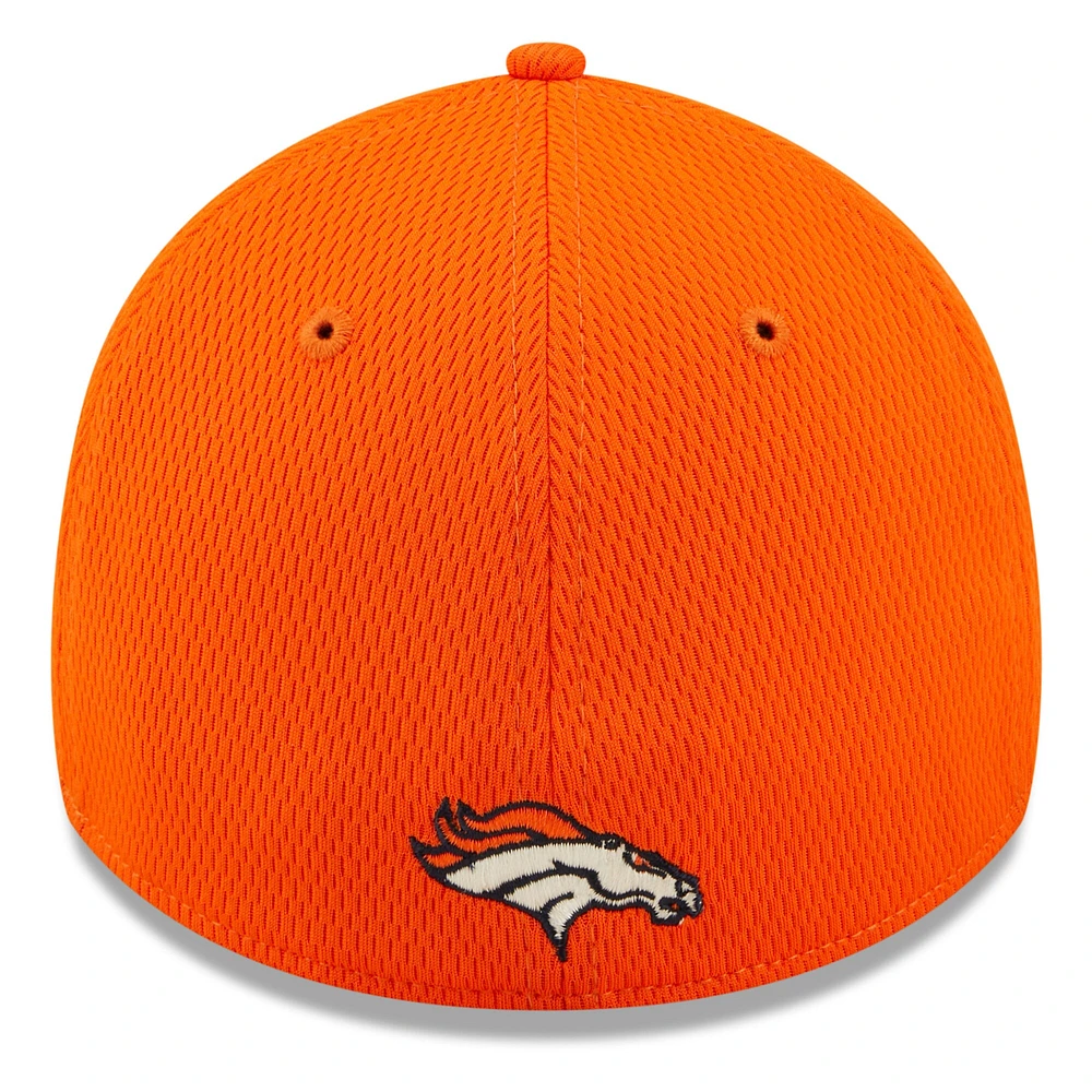 New Era Denver Broncos 2022 Sideline orange pour homme - Casquette 39THIRTY Coaches Flex