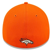 New Era Denver Broncos 2022 Sideline orange pour homme - Casquette 39THIRTY Coaches Flex