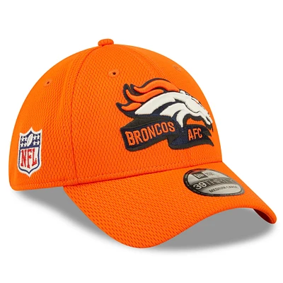 New Era Denver Broncos 2022 Sideline orange pour homme - Casquette 39THIRTY Coaches Flex