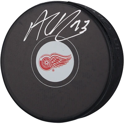 Rondelle de hockey autographiée par Alex DeBrincat des Red Wings de Détroit