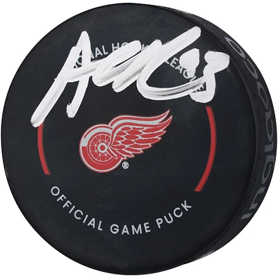 Rondelle de match officielle autographiée par Alex DeBrincat des Red Wings de Détroit