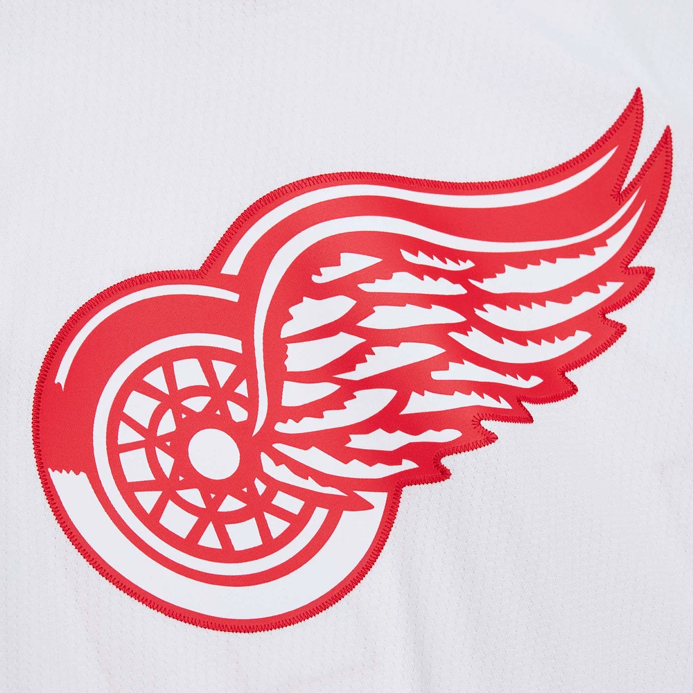 Maillot de joueur la ligne bleue Mitchell & Ness Steve Yzerman blanc des Red Wings Detroit 1983/84 pour hommes