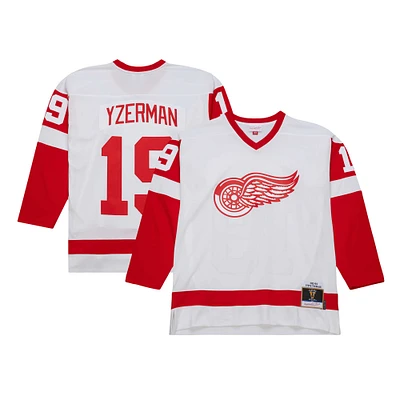 Maillot de joueur la ligne bleue Mitchell & Ness Steve Yzerman blanc des Red Wings Detroit 1983/84 pour hommes