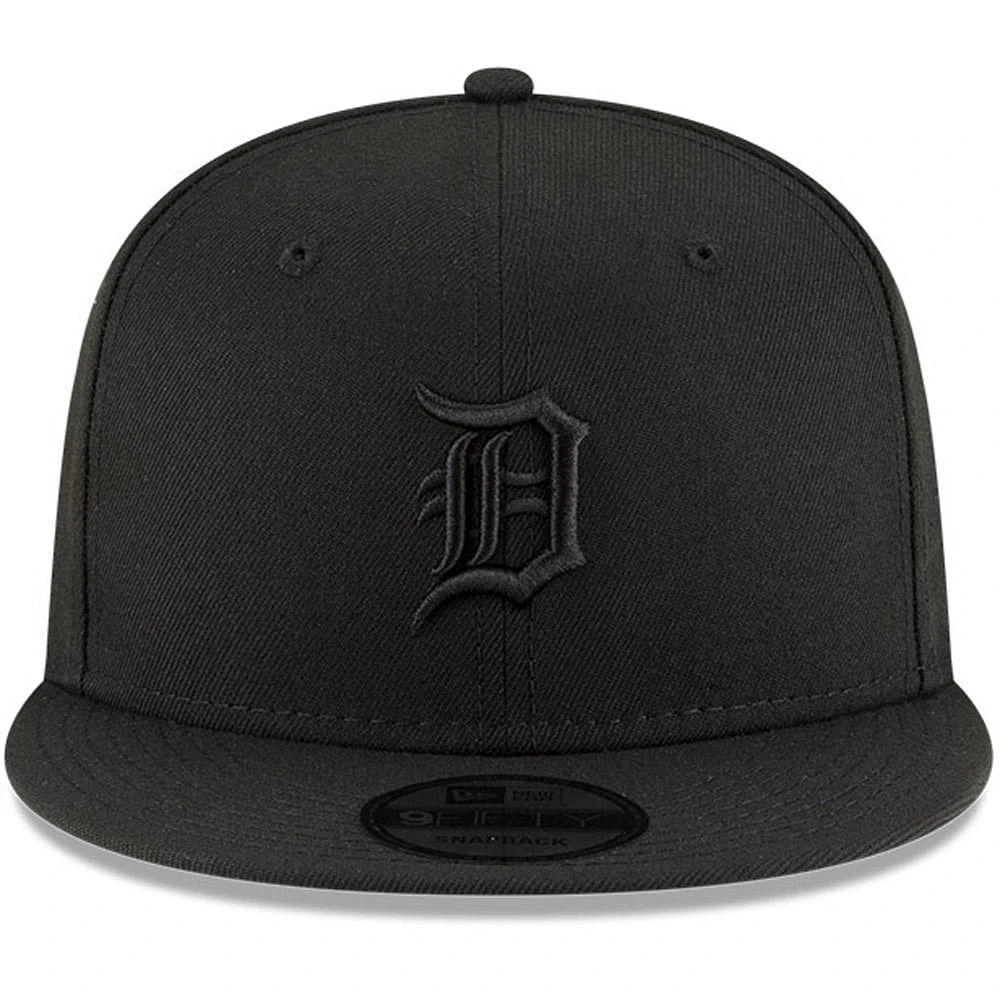 Men's New Era Detroit Tigers Black on Black 9FIFTY Snapback Hat