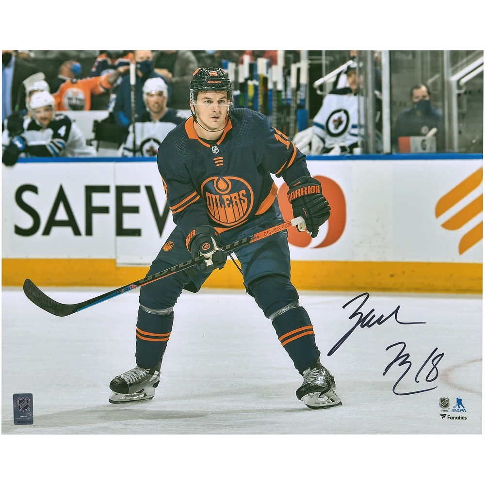 Photographie de patinage autographiée de Zach Hyman des Oilers d'Edmonton, maillot bleu marine, 16'' x 20''