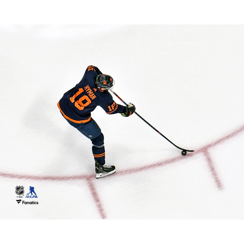 Zach Hyman, joueur non signé des Oilers d'Edmonton, s'échauffe avec un maillot bleu marine