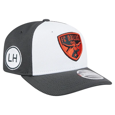 Casquette extensible à bouton-pression New Era blanche/grise FC Dallas 2025 Jersey Hook 9SEVENTY pour homme