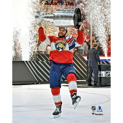 Aleksander Barkov, champion de la Coupe Stanley 2024 non signé des Panthers Floride, soulève