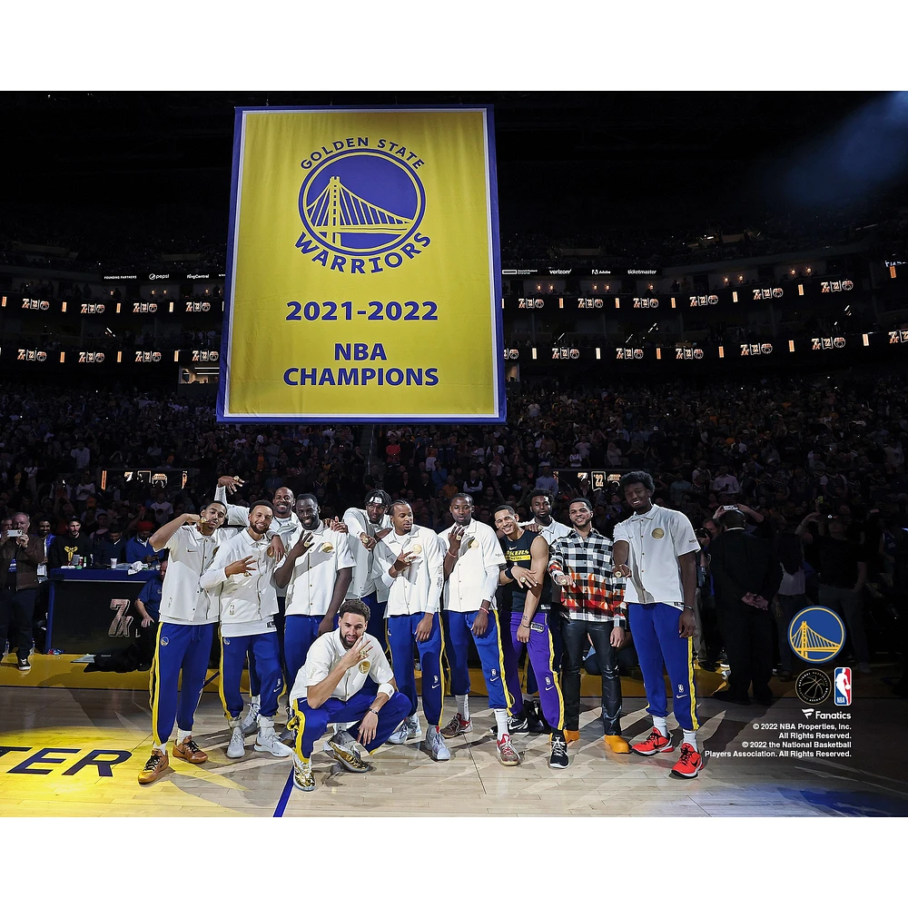L'équipe non signée des Golden State Warriors pose avec la photo de bague champion 2022